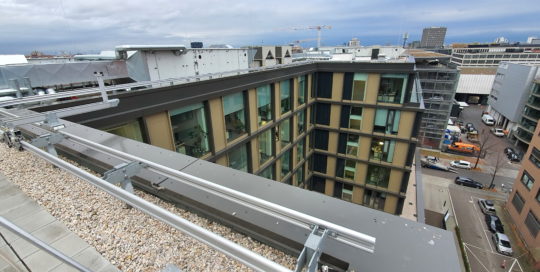 Hochhaus mit Metallelementen