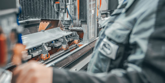 Mitarbeiter von Weda-Metall an Metallfräsmaschine