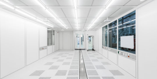 weißer und sauberer Raum mit Metallelementen
